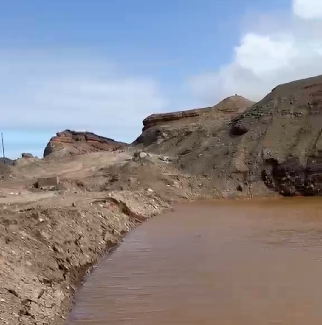 Agua empozada pone en riesgo tubería que abastece planta de tratamiento en Ilo